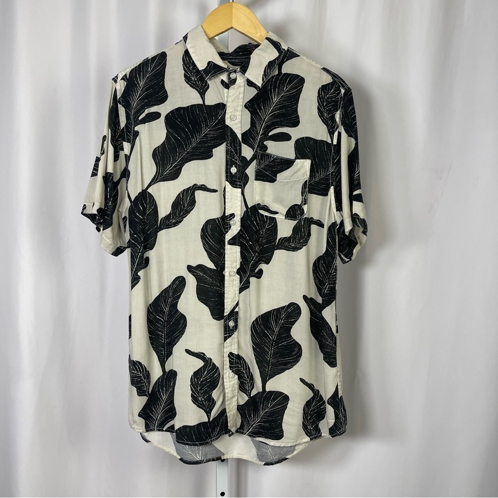 Cotton On Small Monochrome Patterned Leaf Foliage Button Down Shirt Vacation